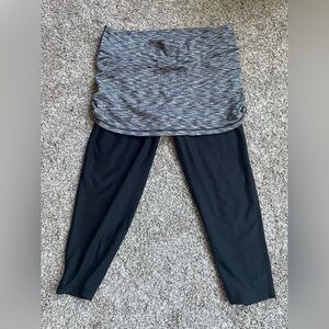 Velocity Woman’s Cropped leggings in SZ L in gently used condition